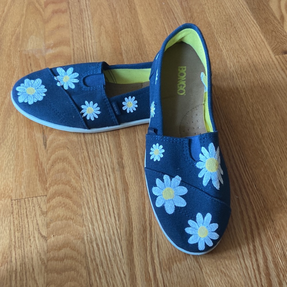 Hand painted daisy Bongo shoes size 8